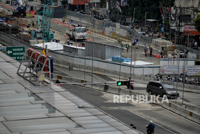 Pekerja menyelesaikan proyek  pembangunan CP 203 (Stasiun Glodok dan Kota) fase 2A MRT Jakarta di Jakarta, Kamis (9/6/2022). Progres pembangunan MRT Glodok dan Kota saat ini telah mencapai 13 persen dan difokuskan pada tahap pengerjaan guide wall, diaphragm wall, dan pembuatan soil pit. Republika/Thoudy Badai