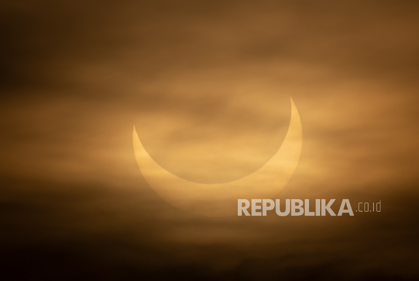 Gerhana Matahari. Dahulu sebagian besar penduduk Jawa takut ketika terjadi gerhana karena percaya fenomena alam itu terjadi karena ulah Batara Kala. Foto: Republika.