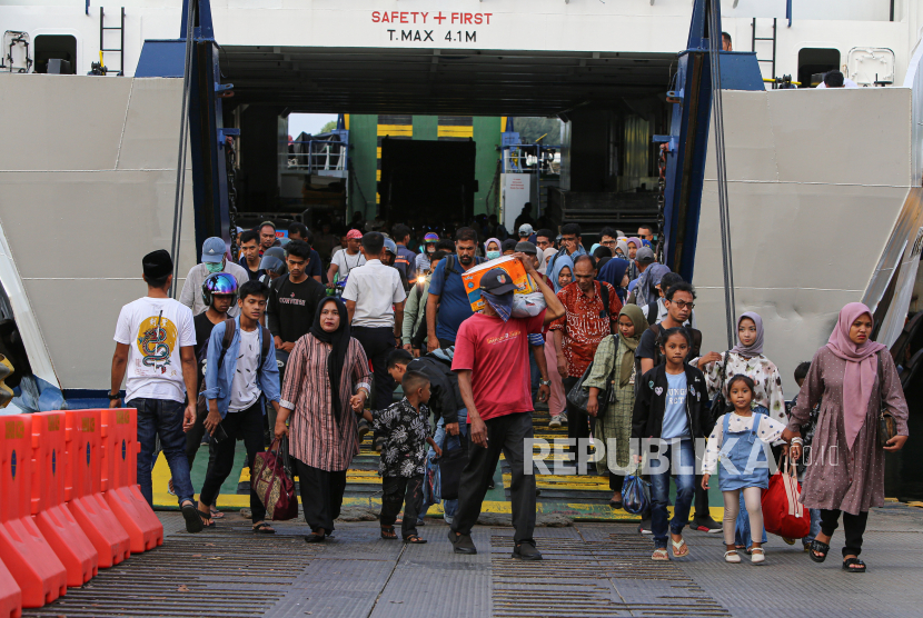 Penumpang berjalan turun dari kapal ferry saat tiba di Pelabuhan Banda Aceh. (Ilustrasi).