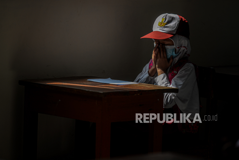 Dinas Pendidikan (Disdik) Provinsi DKI Jakarta mendorong sekolah yang belum lolos asesmen persyaratan pembelajaran tatap muka (PTM) untuk melakukan evaluasi serta pembenahan. (Foto: Pelajar memanjatkan doa usai mengikuti pembelajaran tatap muka)