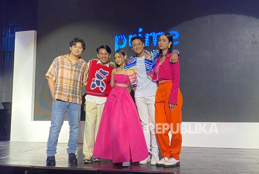 Para pemeran serial A+ dari kiri ke kanan: Aliando Syarif, Rey Bong, Ziva Magnolya, Antonio Blanco dan Nurra Datau hadir dalam konferensi pers di kawasan SCBD, Jakarta, Jumat (19/5/2023). 
