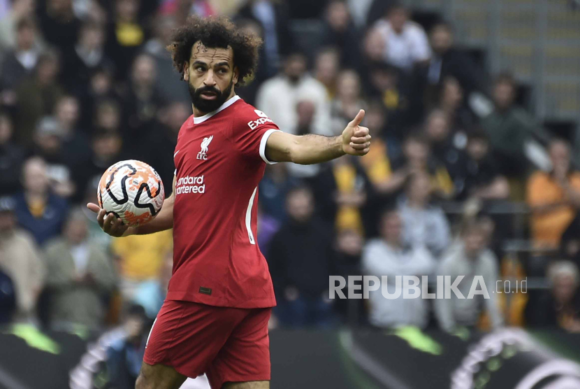 Penyerang Liverpool Mohamed Salah merayakan gol Cody Gakpo ke gawang Wolves dalam lanjutan Liga Primer Inggris. Salah tak mencetak gol, tapi tiga assist kemenangan Liverpool 3-1 semua dari kakinya.