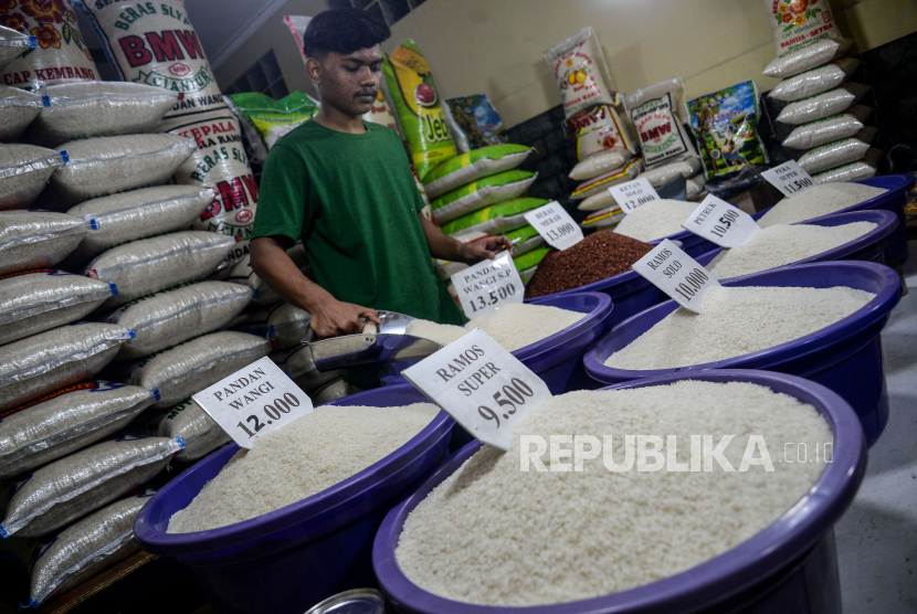 Pedagang menata beras di kawasan Simprug, Jakarta, Jumat (2/12/2022). Badan Pusat statistik menyatakan stok beras surplus 1,7 juta ton dan cukup untuk meemenuhi kebutuhan nasional. Republika/Putra M. Akbar