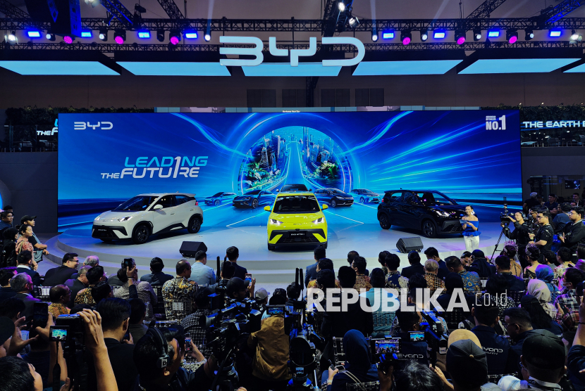 Pengunjung memadati area stan BYD saat peluncuran mobil BYD Atto 1 (Ilustrasi)