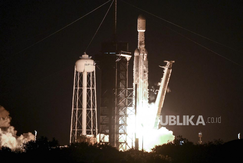 SpaceX meluncurkan satelit internet Starlink dalam jumlah besar lainnya ke orbit dan mendaratkan roket yang kembali ke kapal laut 