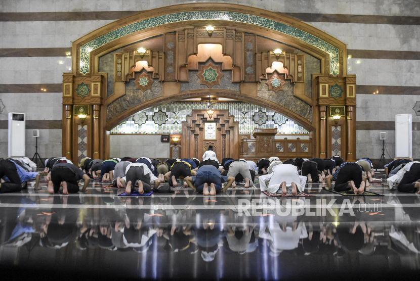 Umat muslim melaksanakan ibadah shalat Tarawih pertama di Masjid Pusdai, Kota Bandung.