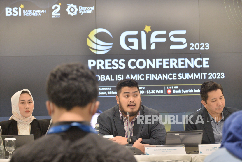Chief Economist BSI Banjaran Surya Indrastomo (tengah) memaparkan acara BSI Global Islamic Finance Summit 2023 di Jakarta, Senin (13/2/2023). 