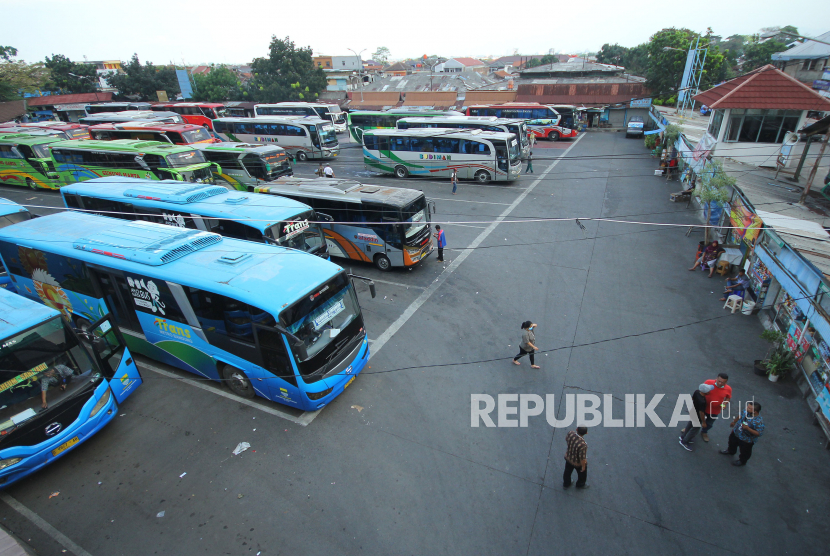 Sejumlah bis menunggu penumpang dan giliran keberangkatan di Terminal Cicaheum, Kota Bandung.