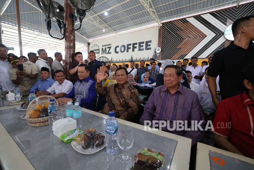 Capres nomor urut 2, Prabowo Subianto dan Presiden RI ke-6, Susilo Bambang Yudhoyono (SBY), dan Ketua Umum Partai Demokrat, Agus Harimurti Yudhoyono (AHY) saat ngopi bareng relawan di sebuah kedai kopi di Banda Aceh, Selasa (26/12/2023). 