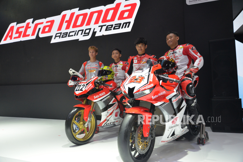 Pebalap Astra Honda Racing Team berpose di samping sepeda motor saat diperkenalkan dalam Indonesian International Motor Show (IIMS) 2024 di JIExpo Kemayoran, Jakarta, Kamis (15/2/2024). PT Astra Honda Motor mengumumkan 11 pebalap muda Astra Honda Racing Team untuk 2024 dan selama musim balap 2024 logo One Heart dan Satu Hati akan tertulis pada jersey pebalap dan motor balap tim Repsol Honda Team serta Honda Racing Corporation di ajang MotoGP, WSBK, dan MXGP. 