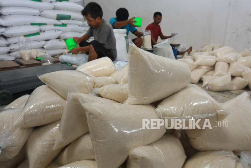 Pekerja menimbang dan mengemas gula pasir kiloan di Gudang Perum Bulog Meulaboh, Aceh Barat, Aceh, Jumat (2/4/2021). ID Food kedatangan gula impor sebanyak 2.000 ton di Pelabuhan Kade 101 Tanjung Priok, Sabtu (1/4/2023). 