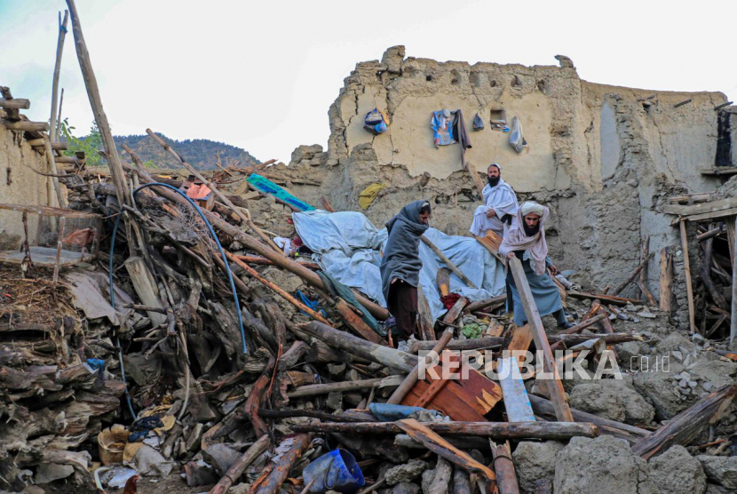 Pejabat kesehatan Afghanistan mengkhawatirkan wabah penyakit di antara korban gempa.