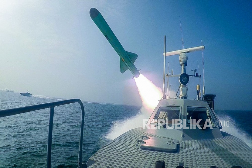 Foto selebaran yang disediakan oleh situs web Islamic Revolutionary Guard Corps (IRGC). Berita Sepah menunjukkan, militer Iran menembakkan rudal yang menargetkan tiruan kapal induk AS di Selat Hormuz yang strategis, selatan Iran, 28 Juli 2020. Sistem rudal adalah bagian penting dari persenjataan militer Iran.