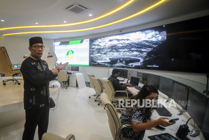 Gubernur Jawa Barat Ridwan Kamil menunjukan layar aplikasi saat peluncuran aplikasi Pusat Informasi dan Koordinasi COVID-19 (Pikobar) di Jabar Command Center, Bandung, Jawa Barat, Jumat (20/3/2020). 