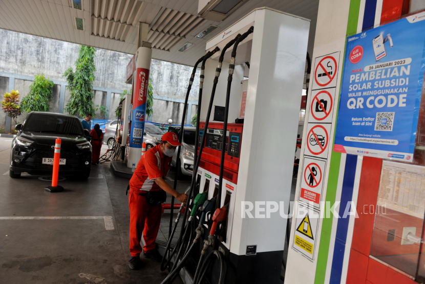 Petugas beraktivitas di salah satu SPBU Pertamina (ilustrasi). Jajaran direksi PT Pertamina Patra Niaga mengalami perombakan melalui Rapat Umum Pemegang Saham (RUPS).