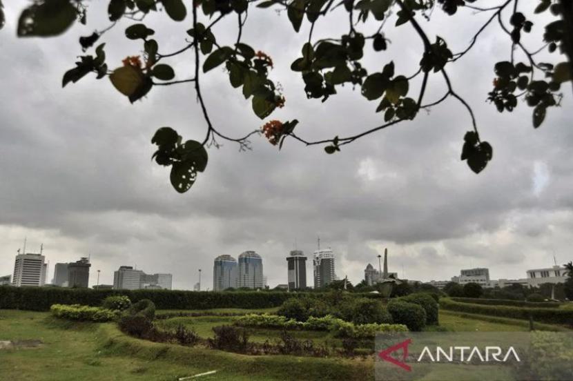 Jakarta berawan tebal Senin ini.