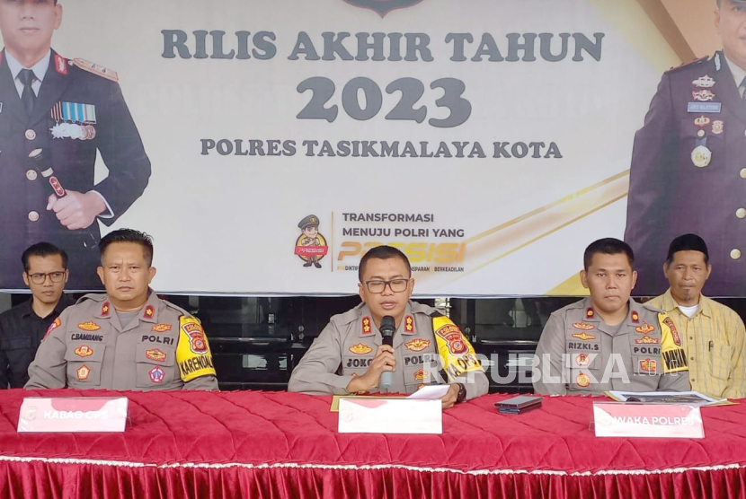 Kepala Polres (Kapolres) Tasikmalaya Kota AKBP Joko Sulistiono memberikan keterangan saat rilis akhir tahun 2023, Ahad (31/12/2023). 