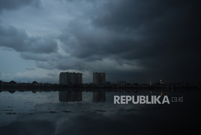 Awan gelap menyelimuti langit di Waduk Pluit Jakarta, Selasa (8/11/2022). Badan Meteorologi, Klimatologi dan Geofisika (BMKG) meminta masyarakat DKI Jakarta untuk mewaspadai potensi hujan disertai kilat/petir dan angin kencang di wilayah Jakarta Barat, Jakarta Pusat, dan Jakarta Selatan pada Sabtu (13/5/2023) sore dan malam.