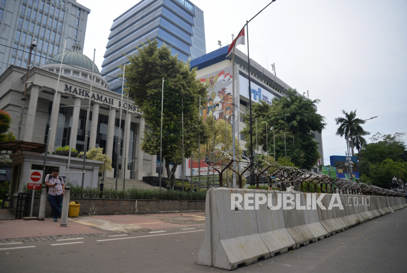 Barrier beton dan kawat berduri terpasang di Depan Gedung Mahkamah Konstitusi (MK), Jakarta, Selasa (25/3/2024). Pemasangan barrier dan kawat berduri ini disiagakan untuk pengamanan perselisihan hasil pemilu umum (PHPU) 2024. MK akan menggelar Sidang perdana Perselisihan Hasil Pemilihan Umum (PHPU) Presiden dan Wakil Presiden Tahun 2024 pada besok, Rabu (27/3/2024). Sidang tersebut digelar untuk menindaklanjuti gugatan dua pasangan calon presiden dan calon wakil presiden, yakni pasangan nomor urut 1 Anies Baswedan-Muhaimin Iskandar dan nomor urut 3 Ganjar Pranowo-Mahfud MD