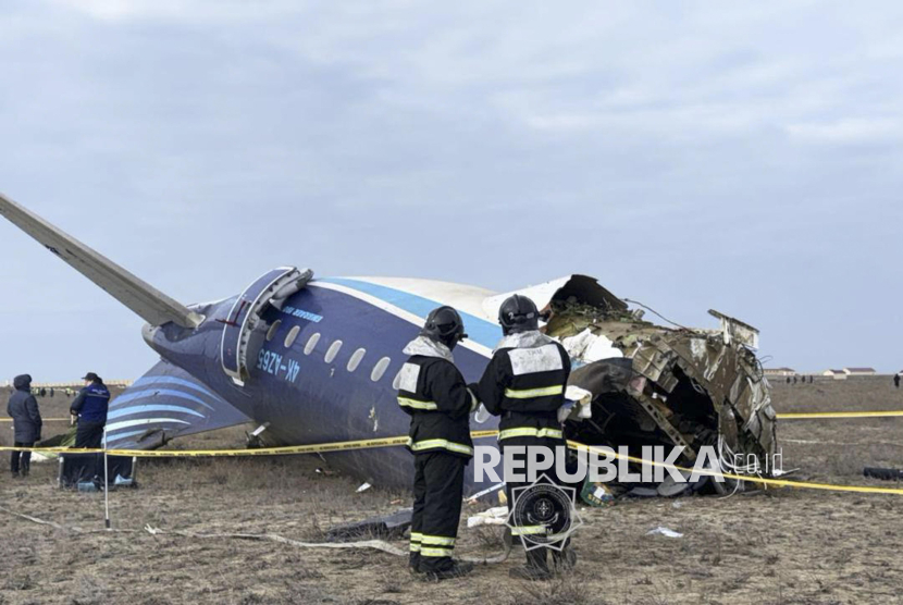 Petugas melakukan proses evakuasi di lokasi jatuhnya Pesawat Embraer 190 milik Azerbaijan Airlines di dekat Bandara Aktau, Kazakstan, Rabu (25/12/2024). Pesawat penumpang Azerbaijan Airlines Embraer ERJ-190AR yang membawa 69 penumpang terbang dari Baku ke Grozny jatuh sekitar tiga kilometer dari kota Aktau. 29 penumpang selamat dari kecelakaan tersebut dan telah dievakuasi ke rumah sakit. Informasi awal, kejadian tersebut disebabkan oleh tabrakan antara pesawat dengan sekawanan burung.