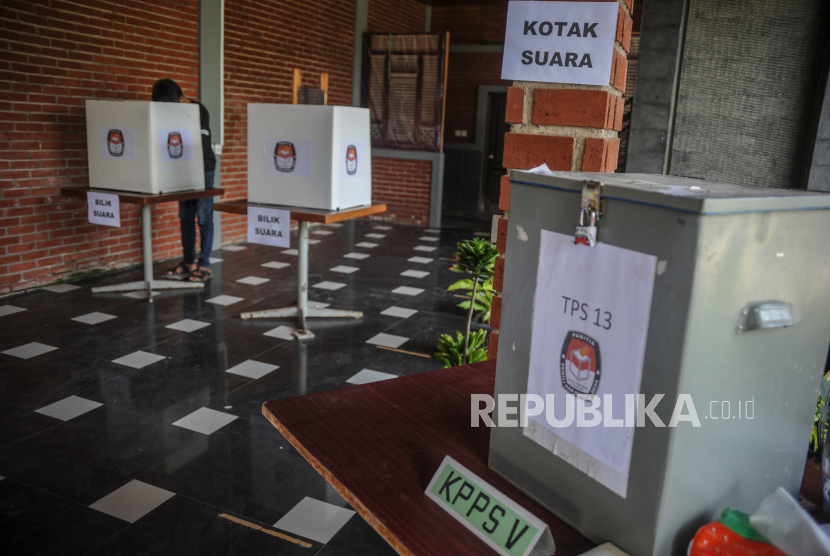 Warga menggunakan hak pilihnya pada Pemilihan Kepala Desa (Pilkades) serentak di TPS  (ilustrasi)