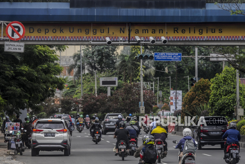 Sejumlah kendaraan melintas di dekat closed circuit television (CCTV) yang terpasang di Jalan Raya Margonda, Depok, Jawa Barat. Ilustrasi