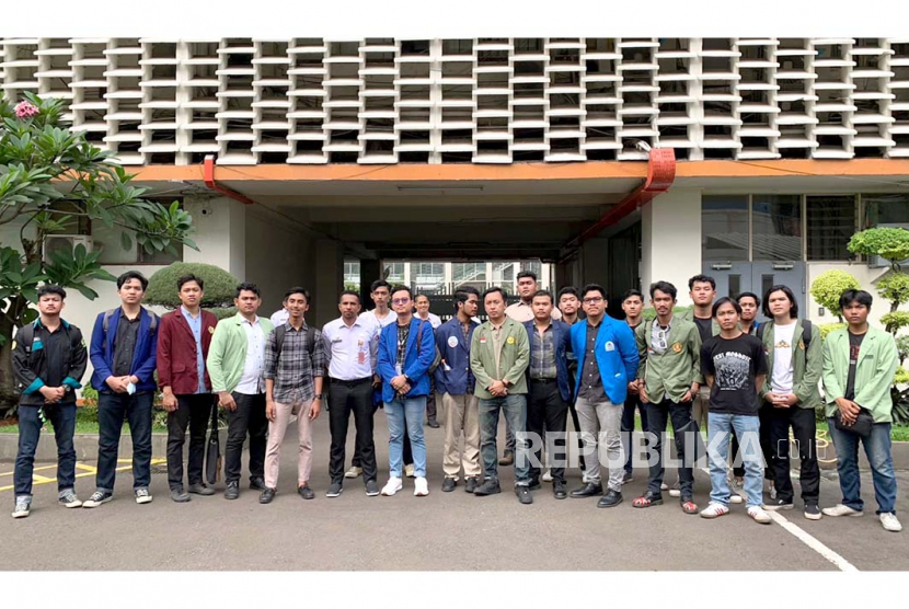 Perwakilan mahasiswa dari Gerakan Mahasiswa Menggugat menyambangi Kantor Bawaslu RI, Jakarta, Rabu (21/6/2023). Mereka menyampaikan permohonan audiensi dan hasil kajian soal dugaan cawe-cawe Presiden Jokowi dalam Pemilu 2024.  