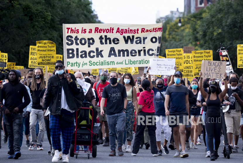  Para pengunjuk rasa berbaris sebelum menutup Interstate 395, sebuah jalan raya yang melintasi ibukota negara itu, selama protes untuk menuntut keadilan bagi George Floyd dan kesetaraan rasial, di Washington, DC, AS, 15 Juni 2020. Para pengunjuk rasa berlutut di tanah dan lalu lintas paksa untuk berhenti