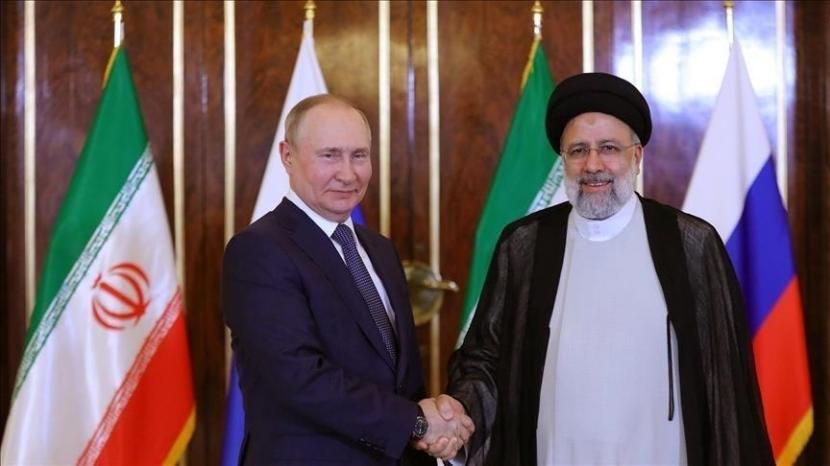 Presiden Rusia Vladimir Putin pada Senin (6/3/2023) berbincang dengan sejawatnya dari Iran Ebrahim Raisi melalui telepon guna membahas hubungan bilateral dan proyek infrastruktur bersama.