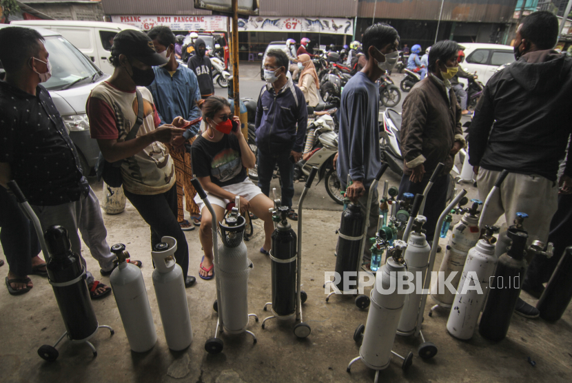 Sejumlah warga antre untuk mengisi ulang tabung gas oksigen di Kawasan Manggarai, Jakarta, Senin (28/6/2021). Pedagang mengaku permintaan isi ulang tabung gas oksigen mengalami peningkatan setelah terjadi lonjakan kasus positif COVID-19. 