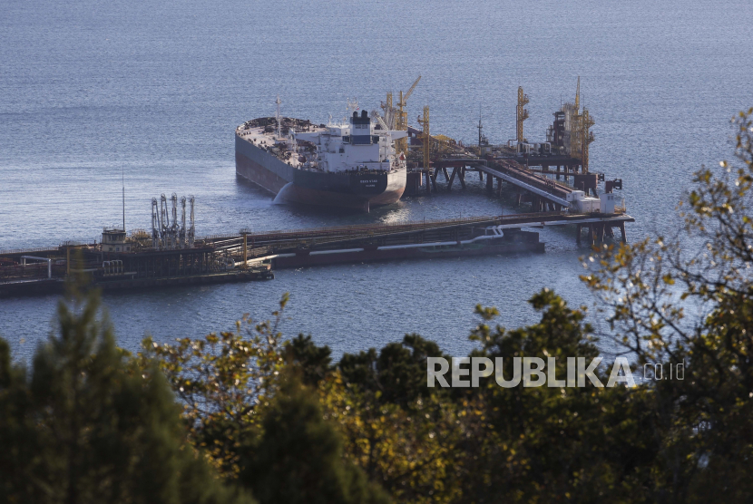 FILE - Sebuah kapal tanker minyak ditambatkan di kompleks Sheskharis, bagian dari Chernomortransneft JSC, anak perusahaan Transneft PJSC, fasilitas terbesar untuk produk minyak dan minyak bumi di Rusia selatan, di Novorossiysk, Selasa, 11 Oktober 2022. Rusia menghentikan pasokan minyak ke Polandia.