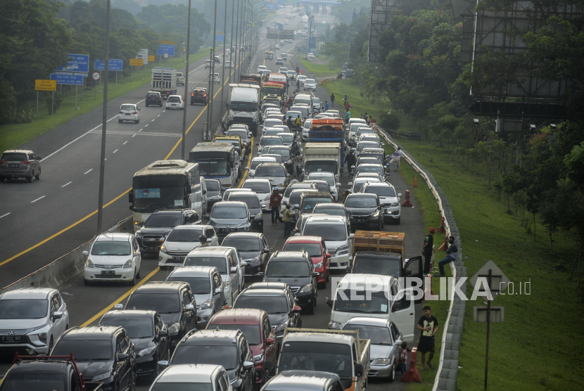 Sejumlah pengendara menunggu waktu pembukaan jalur satu arah untuk menuju puncak di Bogor, Jawa Barat, Ahad (31/5). Pemberlakuan sistem satu arah itu dilakukan oleh Polisi untuk mengurai kepadatan kendaraan dari arah Puncak menuju e Jakarta ataupun sebaliknya