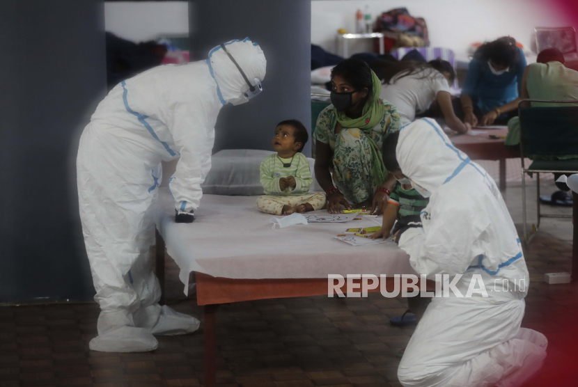  Dokter dan petugas kesehatan menghibur anak-anak di pusat perawatan COVID-19 yang berfungsi di stadion tertutup di New Delhi, India, Senin, 20 Juli 2020. 