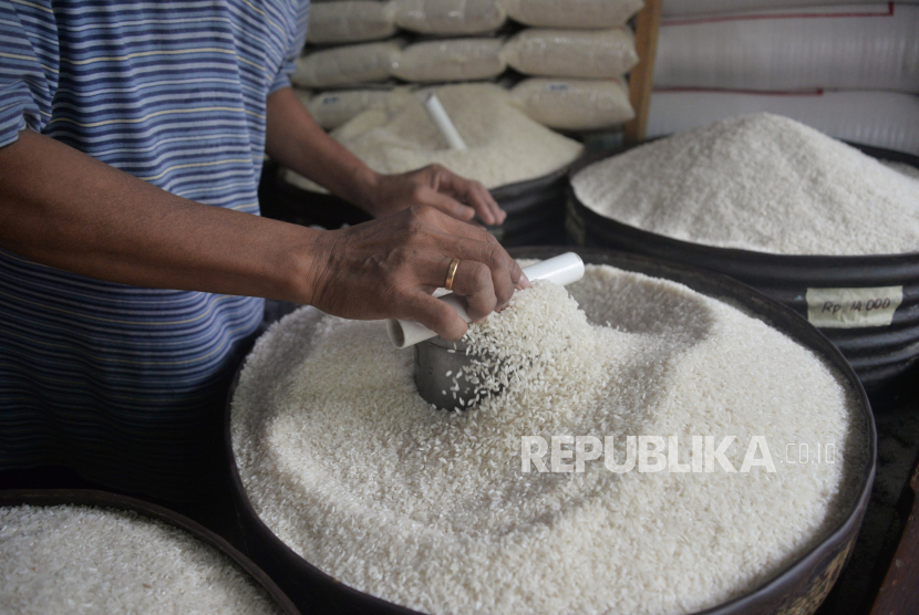 Pedagang beras melayani pembeli di salah satu kios di kawasan Pasar Rumput, Jakarta.