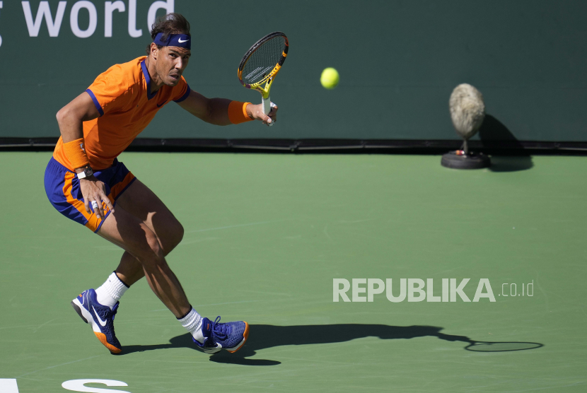 Rafael Nadal dari Spanyol membalas pukulan Taylor Fritz dari AS dalam pertandingan final putra turnamen tenis BNP Paribas Open di Indian Wells Tennis Garden di Indian Wells, California, AS, 20 Maret 2022. Turnamen ini berlangsung dari 07 hingga 20 Maret 2022.