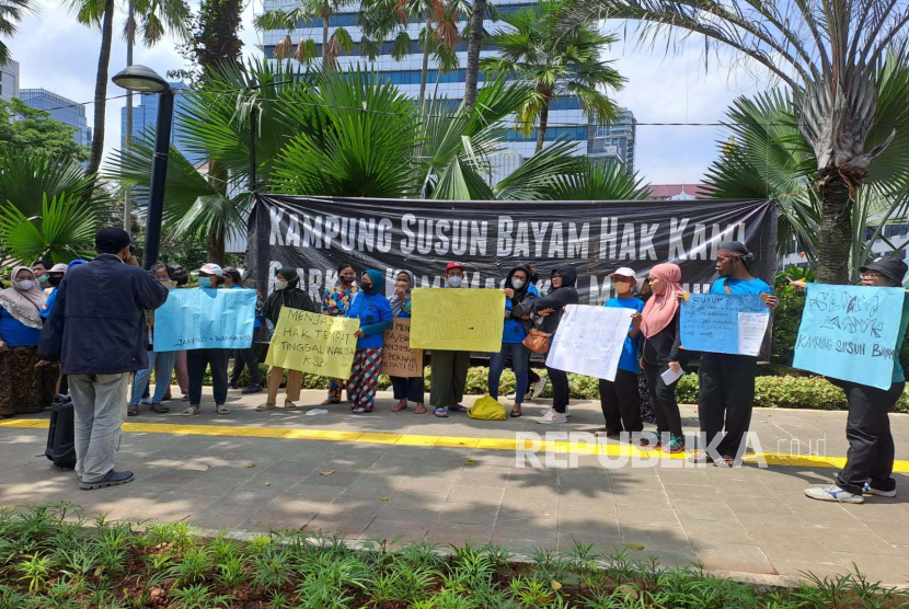 Puluhan warga Kampung Bayam kembali melakukan aksi protes di depan Balai Kota DKI Jakarta, menuntut Pemprov DKI Jakarta menepati janjinya menempatkan warga terdampak pembangunan JIS di Kampung Susun Bayam, Kamis (16/3/2023). 