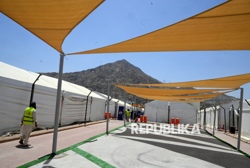 Petugas berjalan di kompleks tenda jamaah calon haji Indonesia jelang Wukuf di Arafah, Makkah, Arab Saudi, Senin (26/5/2025). Panitia Penyelenggara Ibadah Haji (PPIH) Arab Saudi memeriksa persiapan fasilitas untuk wukuf di Arafah dan mabit di Mina yang dilakukan syarikah guna memberikan kenyamanan bagi jamaah calon haji Indonesia. 
