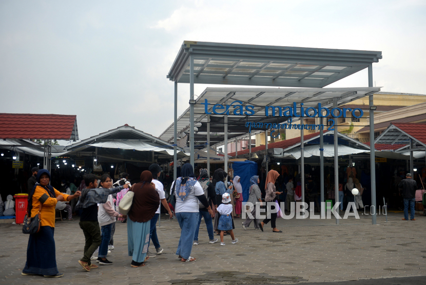 Wisatawan memasuki sentra penjualan cenderamata di Teras Malioboro 2, Yogyakarta, Kamis (26/5/2022.