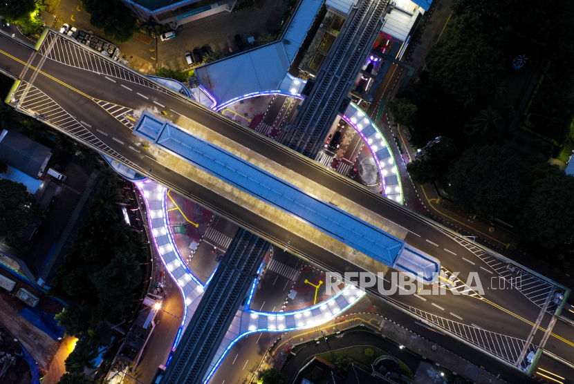 Foto udara jembatan layang (skybridge) penghubung Stasiun MRT ASEAN dan Halte Transjakarta CSW di Blok M, Jakarta Selatan, Rabu (11/8/2021). 