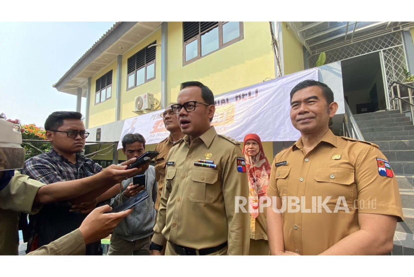 Wali Kota Bogor, Bima Arya Sugiarto, meninjau kegiatan belajar mengajar di SMPN 8 Bogor. Walkot Bogor Bima Arya meminta sekolah-sekolah kerap buat macet tambah petugas.