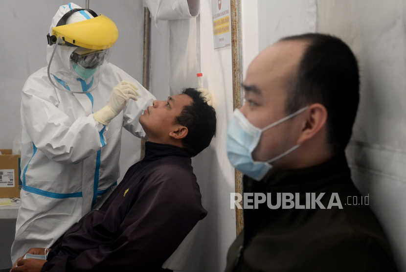 Petugas medis melakukan tes usap atau swab test terhadap warga di Puskesmas (ilustrasi).  Satgas Covid-19 Kabupaten Jember, Jawa Timur menyatakan klaster keluarga di Kecamatan Tanggul menyumbang lonjakan kasus positif Covid-19 di daerah itu, dari hasil penelusuran (tracing) yang dilakukan oleh petugas Dinas Kesehatan setempat.