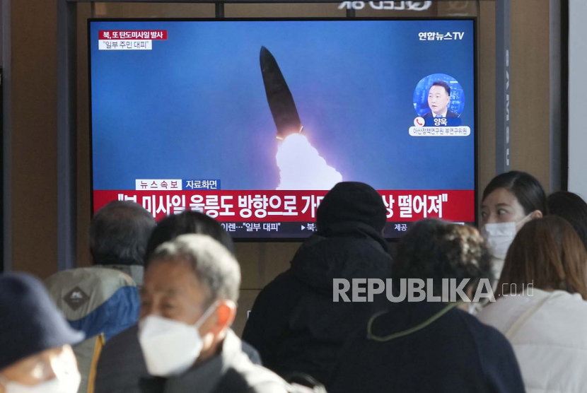 Layar TV menunjukkan file gambar peluncuran rudal Korea Utara selama program berita di Stasiun Kereta Api Seoul di Seoul, Korea Selatan, Rabu, 2 November 2022. Dewan Keamanan Perserikatan Bangsa-Bangsa (DK PBB) pada Jumat (4/11/2022) masih terbelah tentang cara menangani peluncuran rudal balistik Korea Utara yang terus berlanjut.