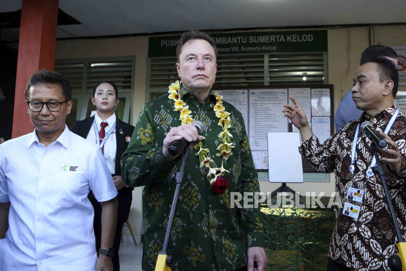 Elon Musk center, talks to press media during the launch of Starlink satellite internet service, at a public health center in Denpasar, Bali, Indonesia on Sunday, May 19, 2024. Elon Musk arrived in Indonesia