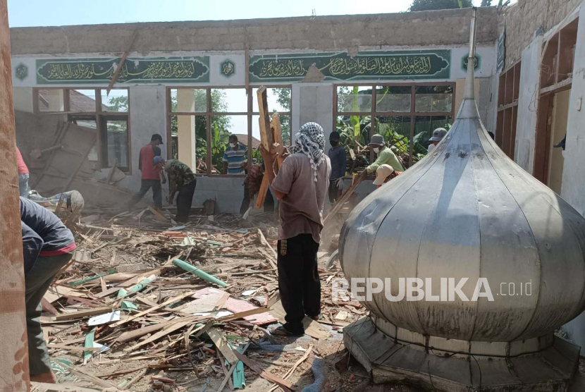 Kubah masjid di Desa Gunung Picung, Kecamatan Pamijahan, Kabupaten Bogor, roboh akibat diterjang hujan dan angin kencang pada Jumat (30/6/2023). 