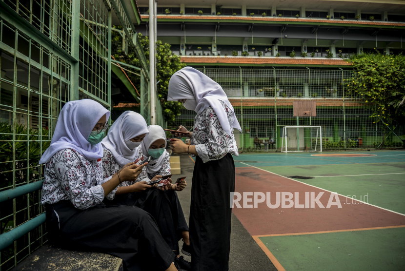 Pelajar mengakses internet menggunakan handphone mereka (Ilustrasi). Federasi Serikat Guru Indonesia (FSGI) meminta Kementerian Pendidikan dan Kebudayaan (Kemendikbud) menambah aplikasi yang belum menjadi rujukan dalam kuota belajar.