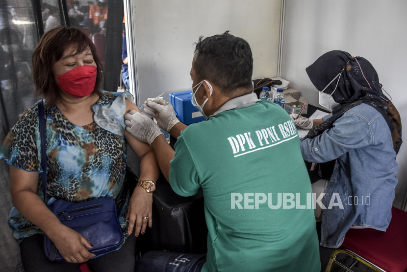 Vaksinator menyuntikan vaksin Covid-19 ke warga lanjut usia (lansia) di pusat vaksinasi Covid-19 di Kiara Artha Park, Jalan Banten, Kota Bandung, Sabtu (10/4). Gubernur Jabar Ridwan Kamil mengakui capaian vaksinasi lansia di Jabar masih rendah. (ilustrasi)