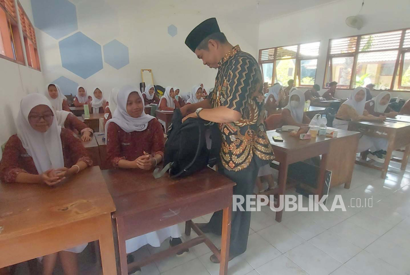 Kegiatan rutin pemeriksaan barang bawaan siswa yang dilakukan oleh tim Satuan Tugas Pelaksana Pembinaan Kesiswaan (STP2K) di SMAN 1 Bergas, Kecamatan Bergas, Kabupaten Semarang, Jawa Tengah, rabu (13/9).
