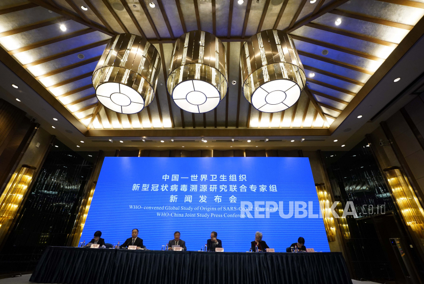 Konferensi Pers Studi Bersama WHO-China diadakan di akhir misi WHO untuk menyelidiki asal-usul pandemi virus corona di Wuhan di provinsi Hubei China tengah, Selasa, 9 Februari 2021.