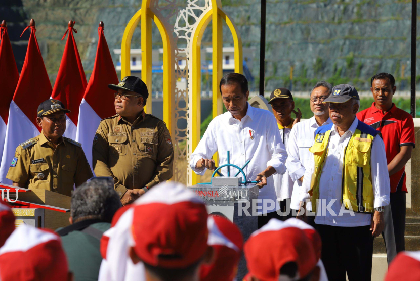 Presiden Joko Widodo (Jokowi) meresmikan Bendungan Tiu Suntuk di Sumbawa Barat, Nusa Tenggara Barat (NTB) pada Kamis (2/5/2024). 