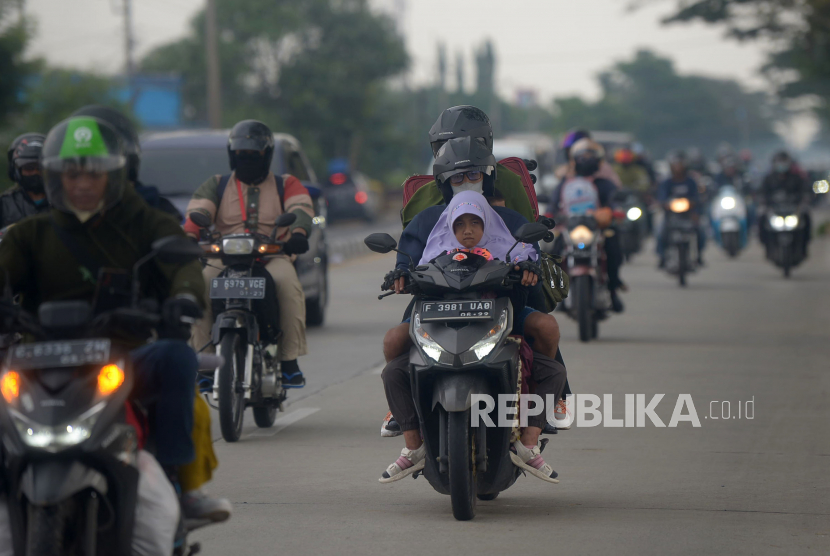 Pemudik yang menggunakan sepeda motor melintasi jalur pantura daerah Pamanukan, Subang, Jawa Barat.